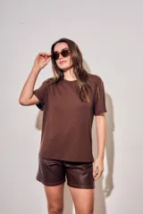 Remerón oversize marrón de viscosa con detalles de brillos sutiles, cuello redondo y mangas cortas.