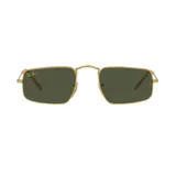 Lentes de sol Ray-Ban con marco rectangular dorado y lentes verdes.