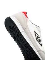 Championes Umbro Omni de hombre, color negro con detalles en rojo brillante en el logotipo lateral. Entresuela blanca y suela de goma tipo trampa.