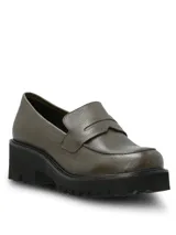Mocasines de cuero color verde militar con plataforma y taco bloque acanalado negro.