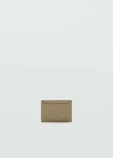 Porta tarjetas de diseño minimalista en color beige, con acabado efecto saffiano y logo de la marca grabado en el frente. Cuenta con múltiples ranuras para tarjetas y un bolsillo central.