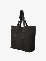 Bolso tote verde esmeralda de tafetán de nailon ligero. Tiene asas de cincha, un compartimento principal con cierre de botón a presión, un bolsillo interior con cremallera y un bolsillo exterior.