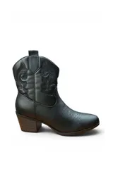 Bota texana negra de media caña con detalles bordados en el empeine y los laterales, taco cuadrado de madera y puntera ligeramente perfilada.