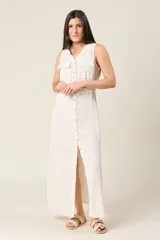 Vestido camisero largo sin mangas color negro, con cuello en V y cierre de botones delanteros. Incluye cinturón ancho a tono y bolsillos estilo safari en el pecho.