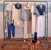 Remerón oversize con tajos a los costados, confeccionado en algodón.