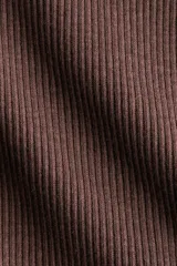 Top corto de punto acanalado color marrón oscuro, con escote ancho tipo bardot que deja los hombros descubiertos y corte ajustado.