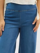 Jegging de denim azul oscuro con silueta estilo palazzo, tiro alto y pierna amplia, con pretina ancha elástica y sin bolsillos frontales.