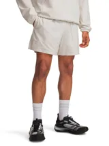 Short deportivo Under Armour de corte clásico, confeccionado en tejido ligero de secado rápido. Presenta cintura elástica con cordón ajustable, bolsillos laterales y bajo con abertura lateral. Incluye logo de la marca en la pierna derecha.