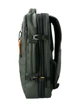 Mochila multifuncional RKF color verde militar, fabricada en poliéster reciclado repelente al agua. Cuenta con tres compartimentos principales con cierre, compartimento interno para laptop de 15 pulgadas, múltiples bolsillos frontales con cierre, mango lateral para uso como maletín, correas ajustables y panel trasero acolchado.