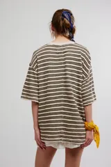 Remera oversize de manga corta a rayas celestes y blancas, con cuello redondo y un bolsillo aplicado en el pecho.