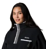 Polar de sherpa color negro Columbia, modelo Helvetia II Cropped, con cuello alto abotonado con broches, ribete en contraste y bolsillo frontal con cierre en el pecho.