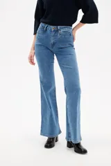 Pantalon de jean azul oscuro con corte flare, tiro alto y bolsillos frontales tipo parche.