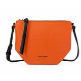 Bandolera de cuero sintético texturizado color naranja, de diseño estructurado con base hexagonal. Cuenta con correa larga ajustable y tirador de cierre en color negro.