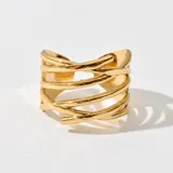 Anillo dorado con diseño de múltiples tiras entrelazadas.
