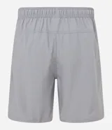 Bermuda deportiva masculina con cintura elástica, cordón de ajuste y bolsillos laterales. Confeccionada en tejido técnico de poliéster ligero, diseñada para brindar libertad de movimiento durante actividades físicas.