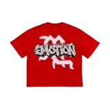 Remera oversize roja de manga corta con gran estampado frontal de estilo urbano, que muestra la palabra 'EMOTION' en letras estilo graffiti con textura brillante, y debajo dos niños con alas de ángel trabajando en el motor de un auto clásico rojo.