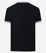 Remera de corte regular confeccionada en tejido texturizado de algodón y poliéster. Presenta cuello redondo y bordes de mangas con detalle de rayas contrastantes en blanco y gris.