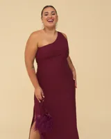 Vestido largo color borgoña, de corte ajustado, con un solo tirante, espalda descubierta y abertura lateral en la falda.