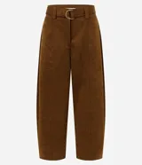 Pantalón de corte barrel con cintura estructurada, trabillas y cinto ajustable con hebilla metálica. Presenta diseño de piernas anchas con recortes laterales y bolsillos frontales.