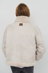Chaqueta de piel sintética en color burdeos, con cuello alto y cierre frontal oculto. Presenta un diseño de corte recto y mangas largas con puños ligeramente ajustados.