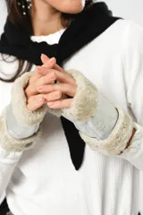 Guantes mitones plateados de cuero con borde de lana natural color beige.