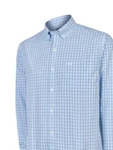 Camisa de manga larga RKF modelo Wf Pb, de corte regular, color celeste con patrón de cuadros en tonos azules y blancos. Cuenta con cuello abotonado, cierre frontal con botones y un bolsillo en el pecho con el logo bordado.