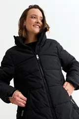 Campera puffer larga de color verde militar, con cuello alto, cierre frontal y diseño acolchado horizontal.
