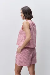 Short de tiro medio con estampado de cuadros vichy rojo y blanco, silueta relajada, bolsillos laterales y cintura elastizada en la parte trasera.