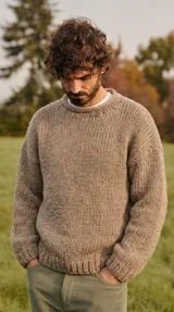 Sweater de tejido de punto grueso, color visón, con cuello redondo y diseño oversize de calce holgado.