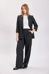 Pantalón de vestir de corte recto y tiro alto, con diseño de pinzas en la cintura y bolsillos laterales.