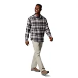 Camisa de franela de manga larga Columbia modelo Cornell Woods, con diseño de cuadros en tonos negro, gris y blanco. Presenta cuello clásico, cierre frontal con botones y un bolsillo en el pecho con botón.