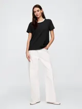 Remera de algodón color negro con cuello redondo en contraste color blanco, de manga corta y corte clásico.