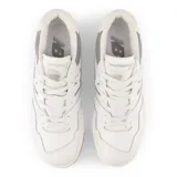Championes urbanos New Balance modelo BB550SWA, de cuero blanco con detalles en gris.