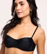 Top de bikini negro con corte media taza, sin copa y con tirantes ajustables.