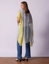 Kimono Barrington con estampado de rayas horizontales en tonos azul, rosa y dorado.