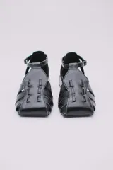 Sandalias de cuero estilo jaula en color rojo, con punta cuadrada, taco cuadrado bajo en color negro y cierre con hebilla ajustable en el tobillo.