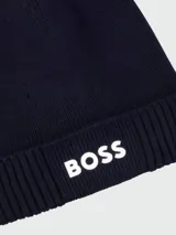 Gorro tipo beanie de lana en color negro, con diseño de punto acanalado y borde doblado.