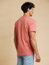 Remera amarilla de algodón con cuello redondo y manga corta.