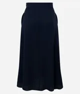 Pollera midi de corte fluido confeccionada en crepé, con pliegues delanteros y cinturón decorativo integrado con hebilla cuadrada. Presenta un diseño minimalista y elegante con cierre discreto.