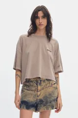 Remera cropped de algodón con efecto lavado, cuello redondo, mangas cortas y bordado "PASTICHE" en el pecho.