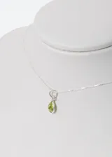 Cadena de plata 925 con dije en forma de gota con piedra de peridoto.