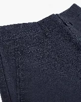 Pantalón chino gris de corte recto con textura, bolsillos laterales y trabillas para cinturón.