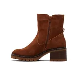 Bota de caña media confeccionada en cuero gamuzado color beige, con cierre lateral metálico, taco cuadrado de madera y suela track dentada.
