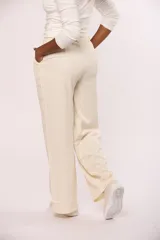 Pantalon sastrero de corte recto y tiro alto, con diseño de pinzas frontales, bolsillos laterales y cierre con botón.