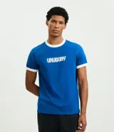 Remera de algodón color azul con cuello redondo y bordes de mangas en color blanco. Presenta la palabra 'URUGUAY' bordada en el centro del pecho con letras blancas y contorno azul.