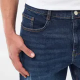 Bermuda vaquera slim fit de corte clásico y color azul, con diseño de cinco bolsillos y cierre frontal con botón y cremallera.
