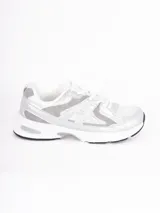 Zapatillas deportivas de estilo urbano, color blanco con detalles en plateado, confeccionadas en malla y material sintético, con suela de goma.