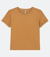 Blusa básica de cuello redondo y manga corta con detalle de dobladillo plegado. Confeccionada en tejido de viscosa con spandex, ofrece un ajuste cómodo y versátil.