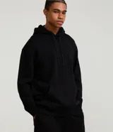 Hoodie negro de corte relajado, con capucha ajustable mediante cordón, bolsillo tipo canguro y mangas largas, confeccionado en mezcla de algodón y poliéster.