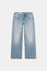 Jeans de tiro bajo con corte wide leg y largo cropped. Presenta diseño de cinco bolsillos, trabillas para cinturón y cierre frontal con cremallera y botón metálico.